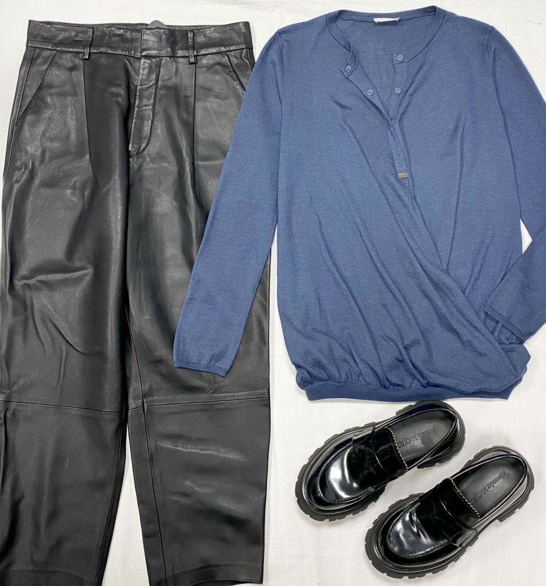 Брюки / кожа / Anine Bing размер 38 цена 18 786 руб 
Кофта / кашемир / шелк /  размер S цена 15 655 руб 
Лоферы Alexander McQueen размер 37 цена 26 614 руб