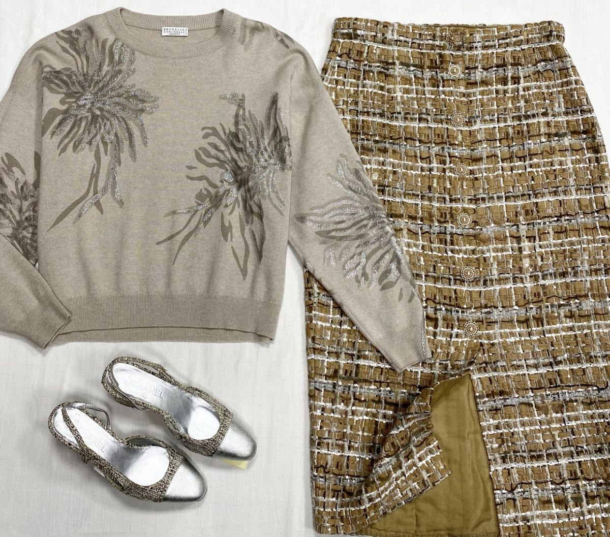 Юбка / твид / Chanel размер 50 цена 78 275 руб 
Кофта Brunello Cucinelli размер M цена 46 965 руб 
Босоножки Chanel размер 39.5 цена 78 275 руб 