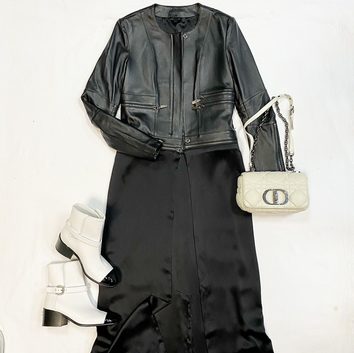 Куртка - трансформер / кожа / шелк / Thomas Wylde размер S цена 30 770 руб 
Ботильоны Chanel размер 37 цена 61 540 руб 
Сумка Christian Dior 