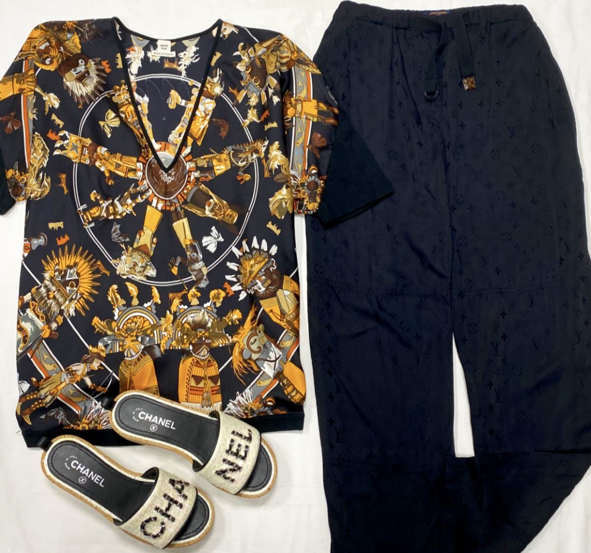 Кофта / шелк / Hermès размер 34 цена 54 793 руб 
Брюки Louis Vuitton размер 40 цена 31 310 руб 
Сабо Chanel размер 39 цена 109 585 руб 