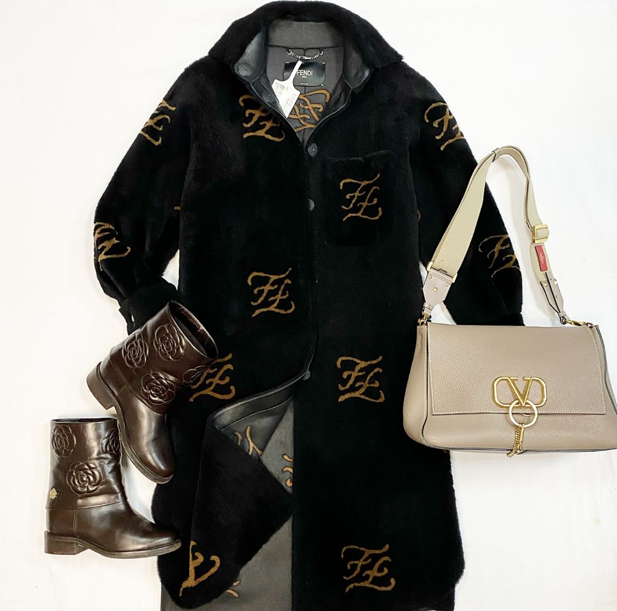 Пальто / мех овчины / Fendi размер 36 цена 307 700 руб Сапоги Chanel размер 38 цена 30 770 рубСумка Valentino