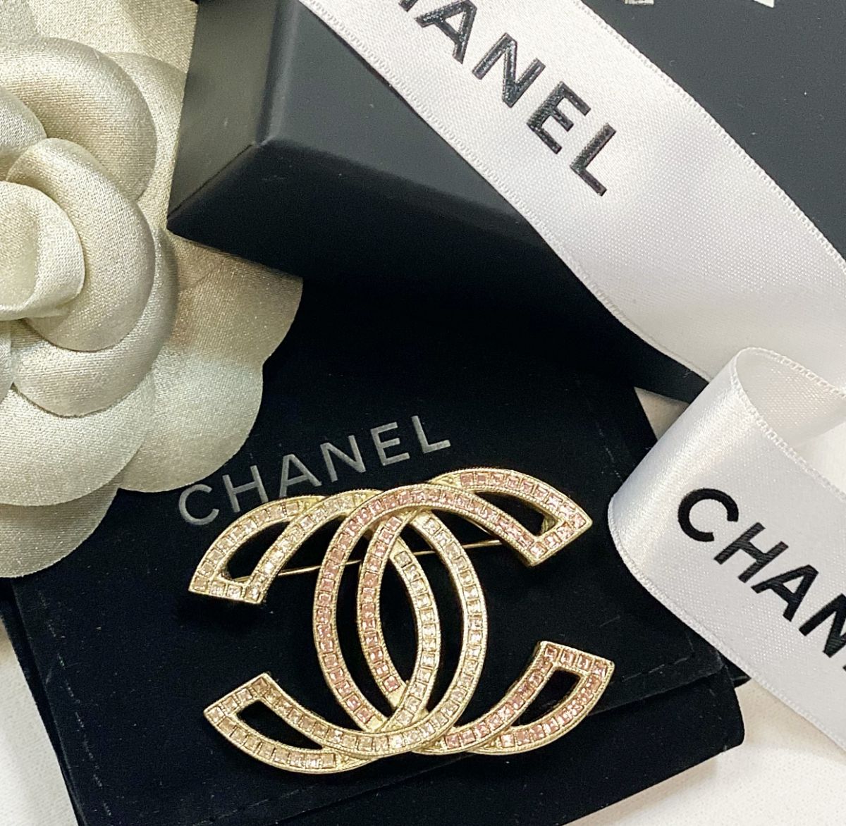 Брошка / камни / Chanel цена 61 540 руб / упаковка / 