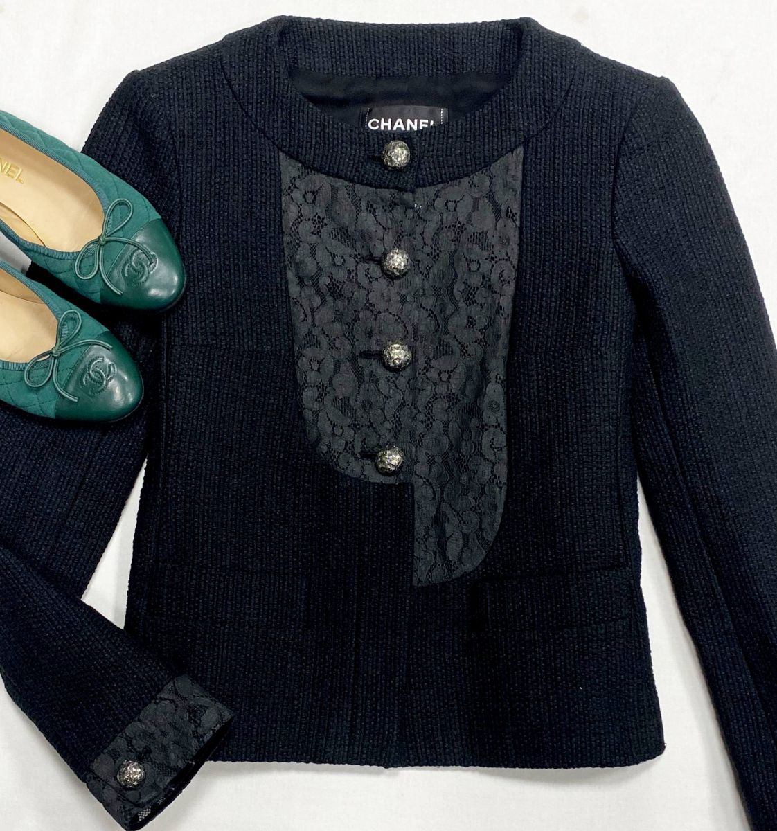 Жакет /твид/ ажур / Chanel размер 38 цена 156 550 руб
Балетки Chanel размер 38 цена 23 483 руб
