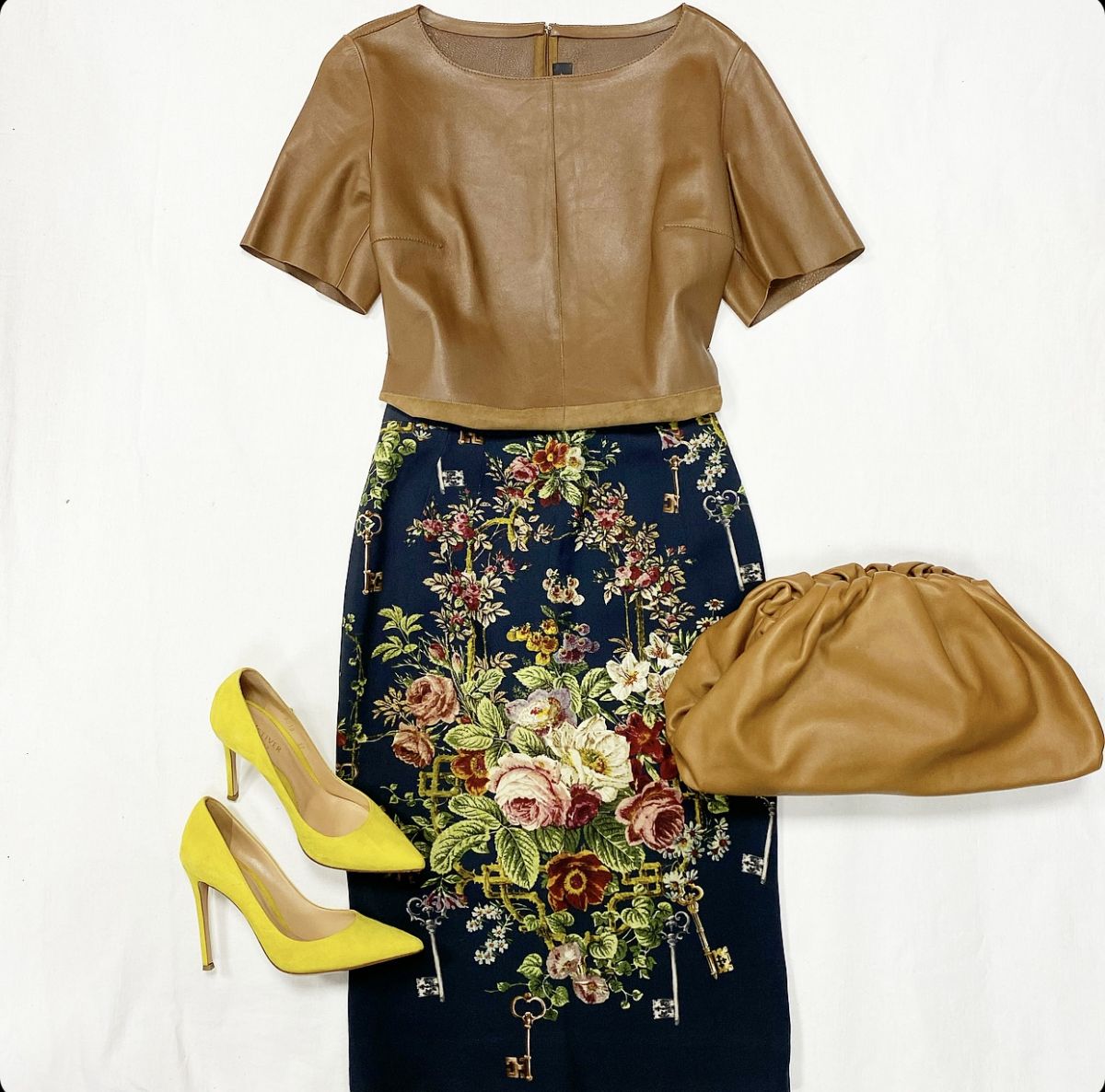 Топ / кожа / Ventcoucert размер 42 цена 7 693 руб Юбка Dolce Gabbana размер 40 цена 10 770 руб Туфли Vetiver размер 37 цена 7 693 руб Клатч Bottega Veneta