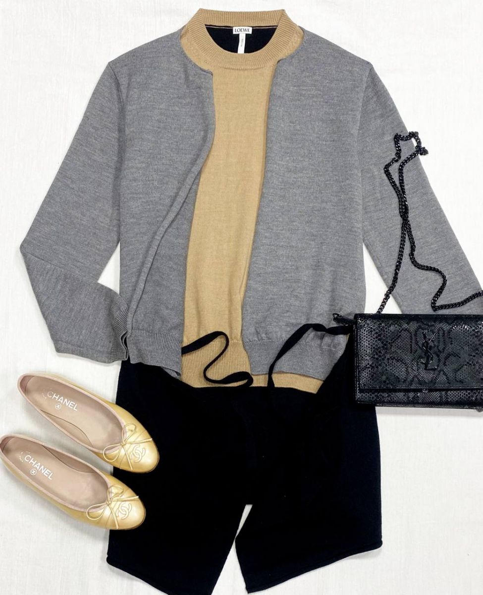 Кофта Loewe размер M цена 23 483 руб
Балетки Chanel размер 37.5 цена 23 483 руб
Сумка Saint Laurent 