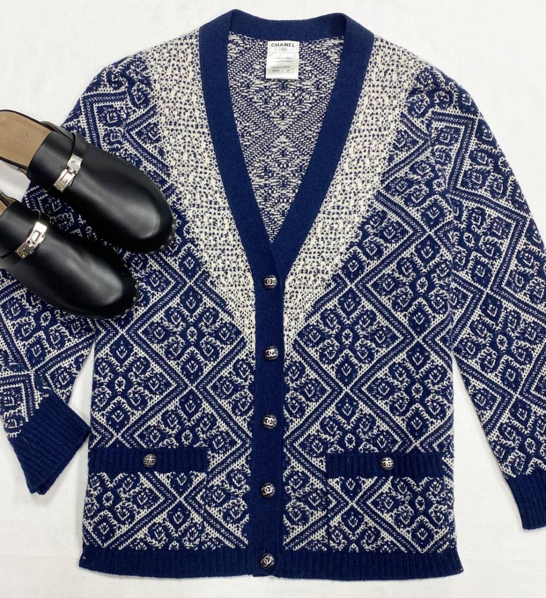 Кардиган Chanel размер 46 цена 93 930 руб
Сабо Hermes размер 39 цена 78 275 руб