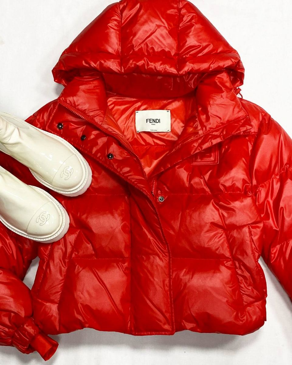 Пуховик Fendi размер M цена 156 550 руб/ с биркой/ 
Ботинки Chanel размер 39.5 цена 62 620 руб