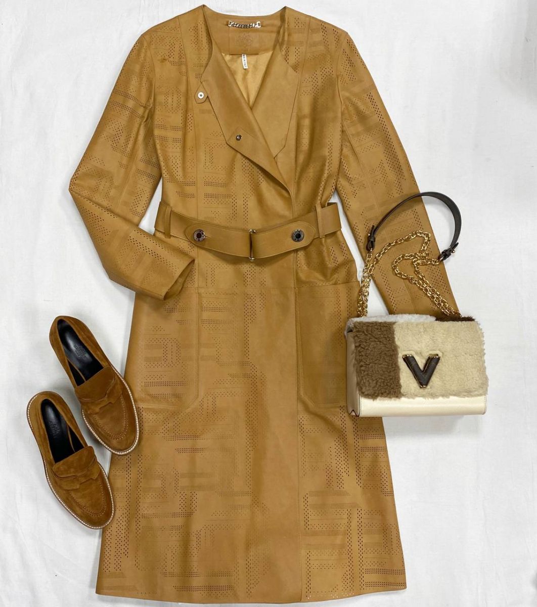 Пальто / кожа / Hermès размер 40 цена 234 825 руб 
Туфли Hermès размер 39.5 цена 78 275 руб 
Сумка Louis Vuitton