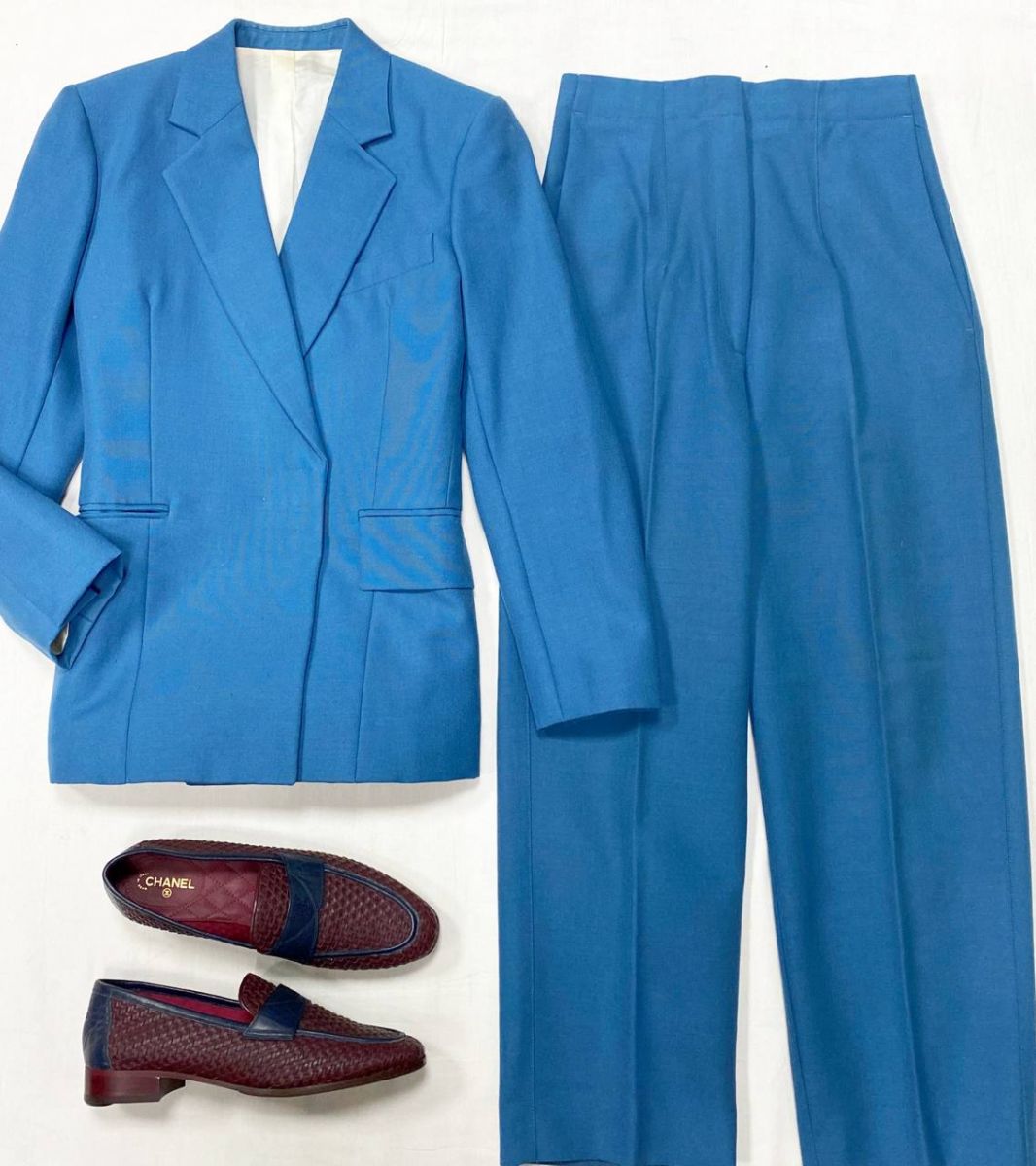 Костюм Celine размер 36 цена 46 965 руб 
Лоферы Chanel размер 38.5 цена 78 275 руб