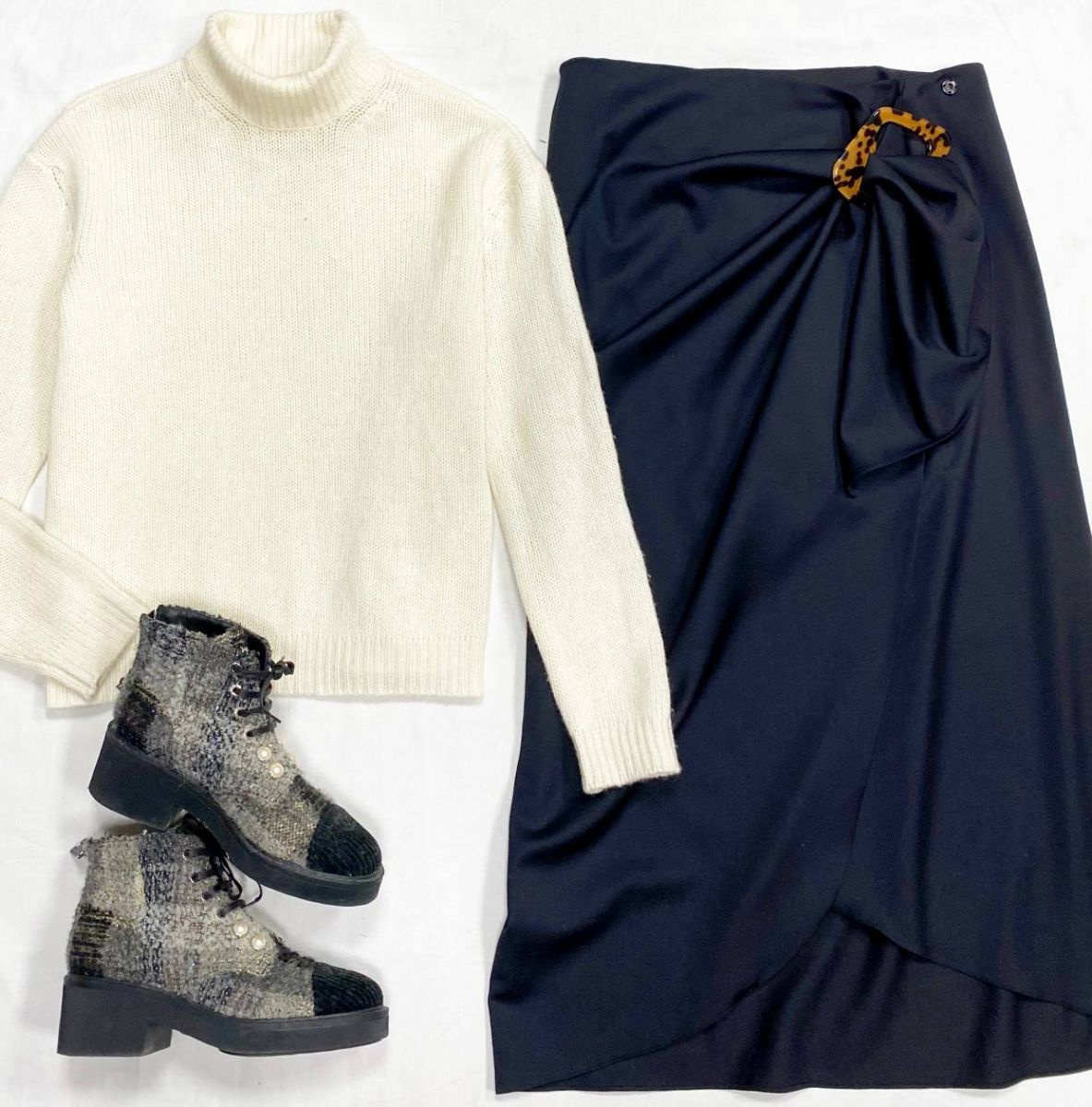 Свитер / кашемир / Valentino размер S цена 23 483 руб 
Юбка / шерсть / JWAnderson размер 40 цена 15 655 руб 
Ботинки Chanel размер 37.5 цена 39 138 руб