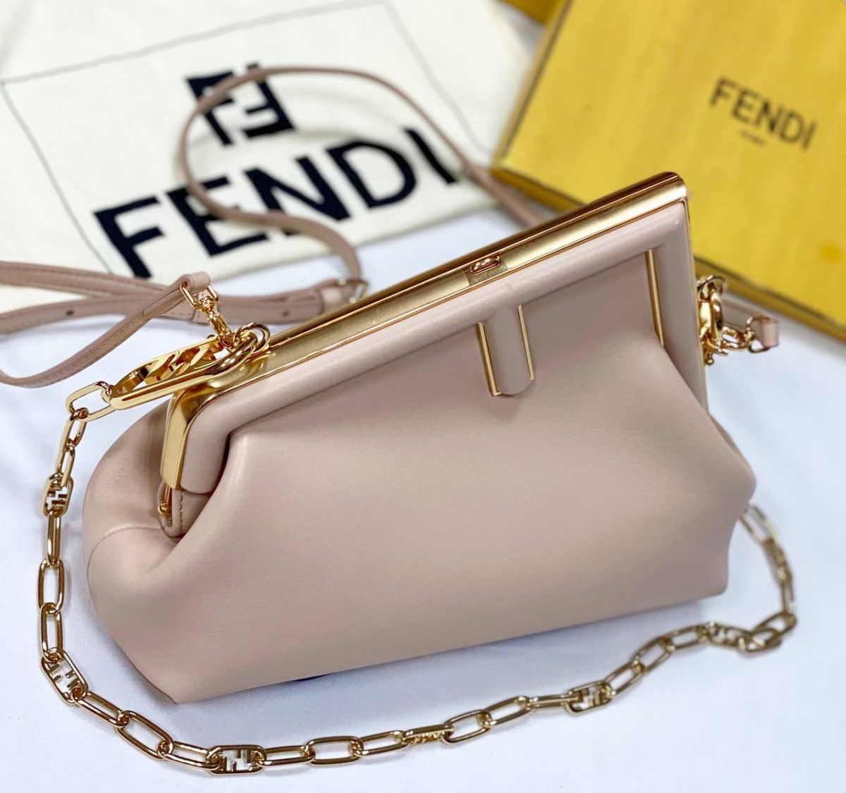 Сумка Fendi размер 25/15 цена 93 930 руб 