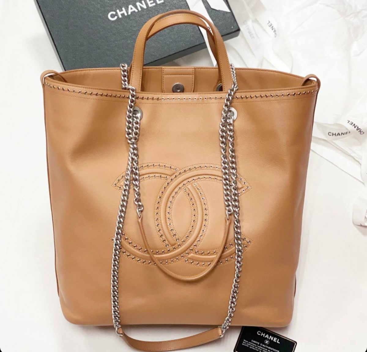 Пальто / кашемир / отделка кожи / Hermès размер 40 цена 391 375 руб 
Ботинки Chanel размер 40 цена 109 585 руб 
Сумка Loro Piana