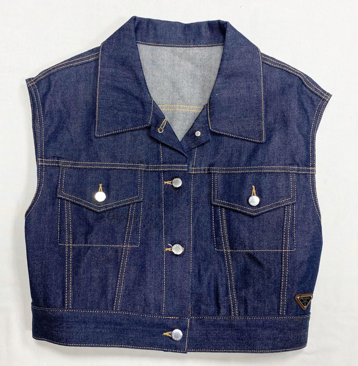 Жилет Prada размер L цена 54 793 руб
Кеды Prada размер 39.5 цена 23 483 руб