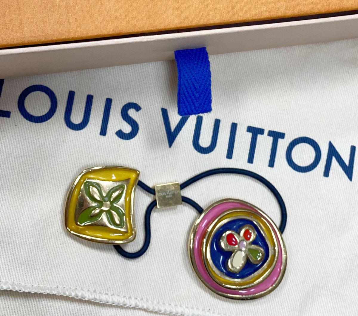 Резинка для волос Louis Vuitton цена 7 828 руб 
