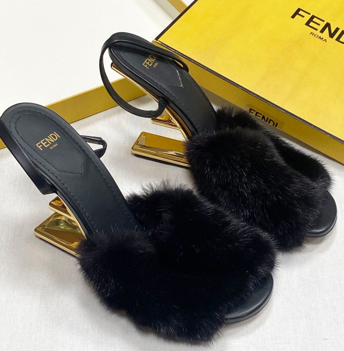 Босоножки / мех/ Fendi размер 38 цена 46 965 руб