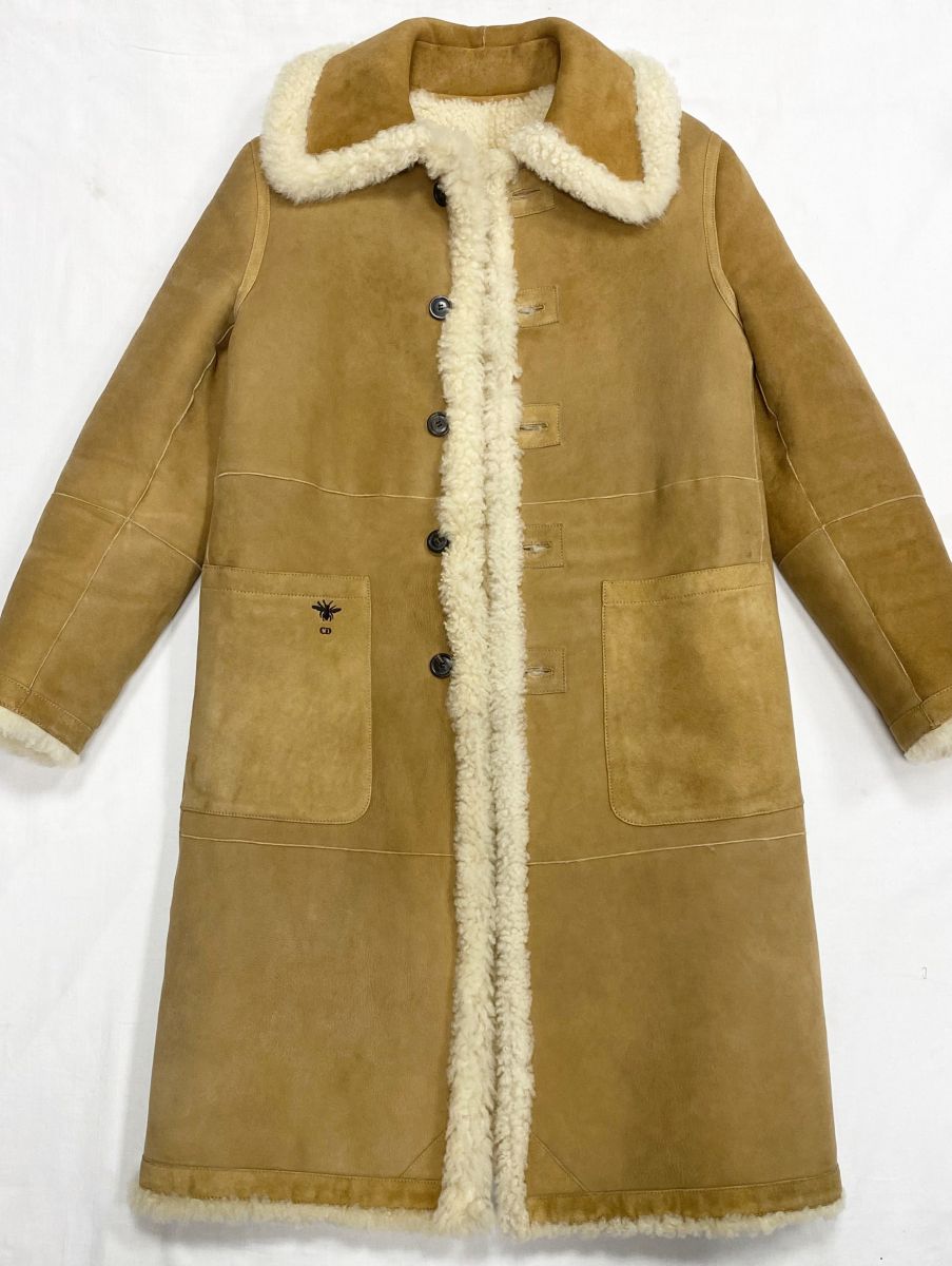 Дубленка/ двухсторонняя/ Christian Dior размер 36 цена 313 100 руб
Ботинки Prada размер 38 цена 93 930 руб