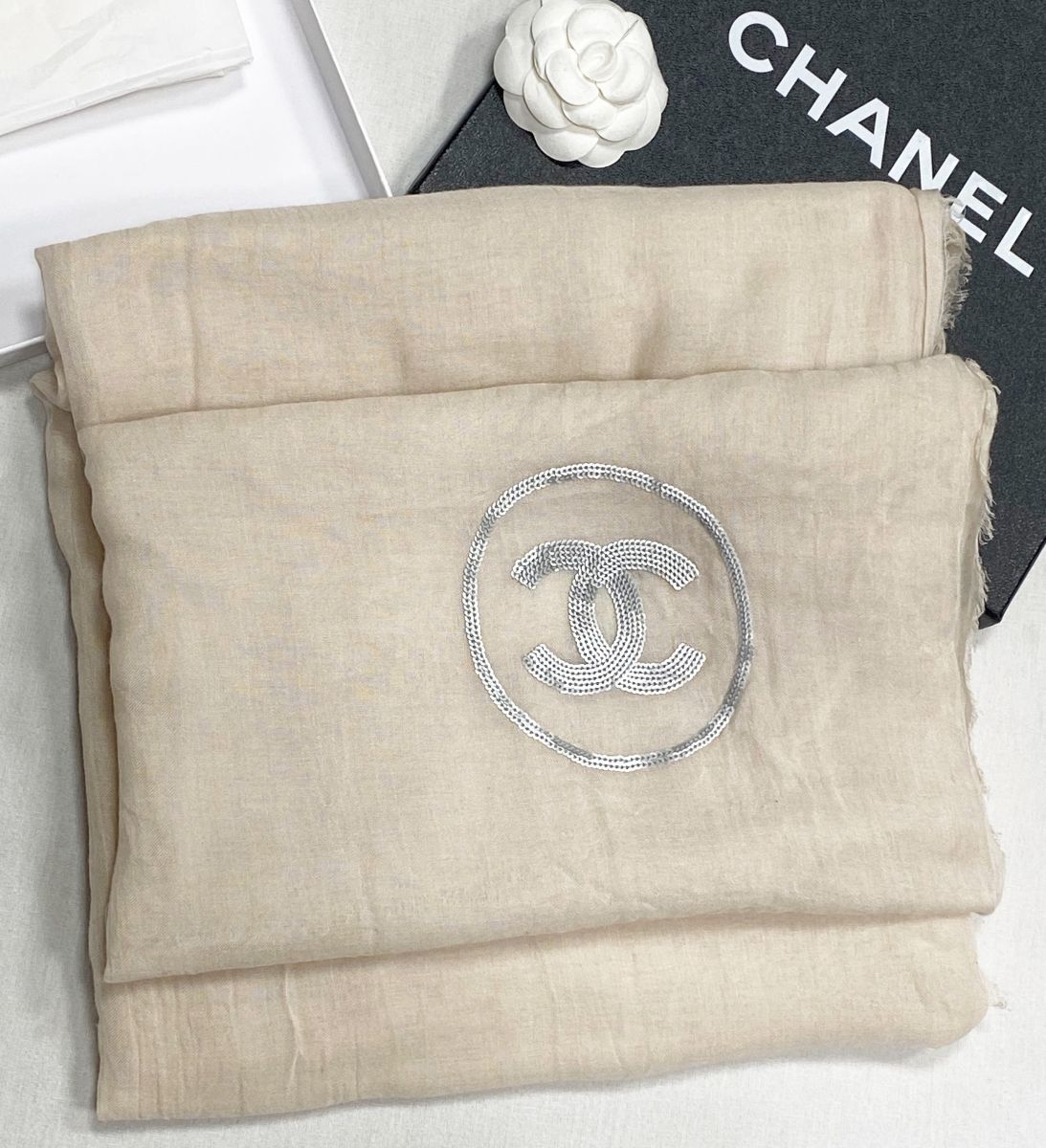 Палантин/ пайетки/ Chanel размер 140/140 цена 23 483 руб
