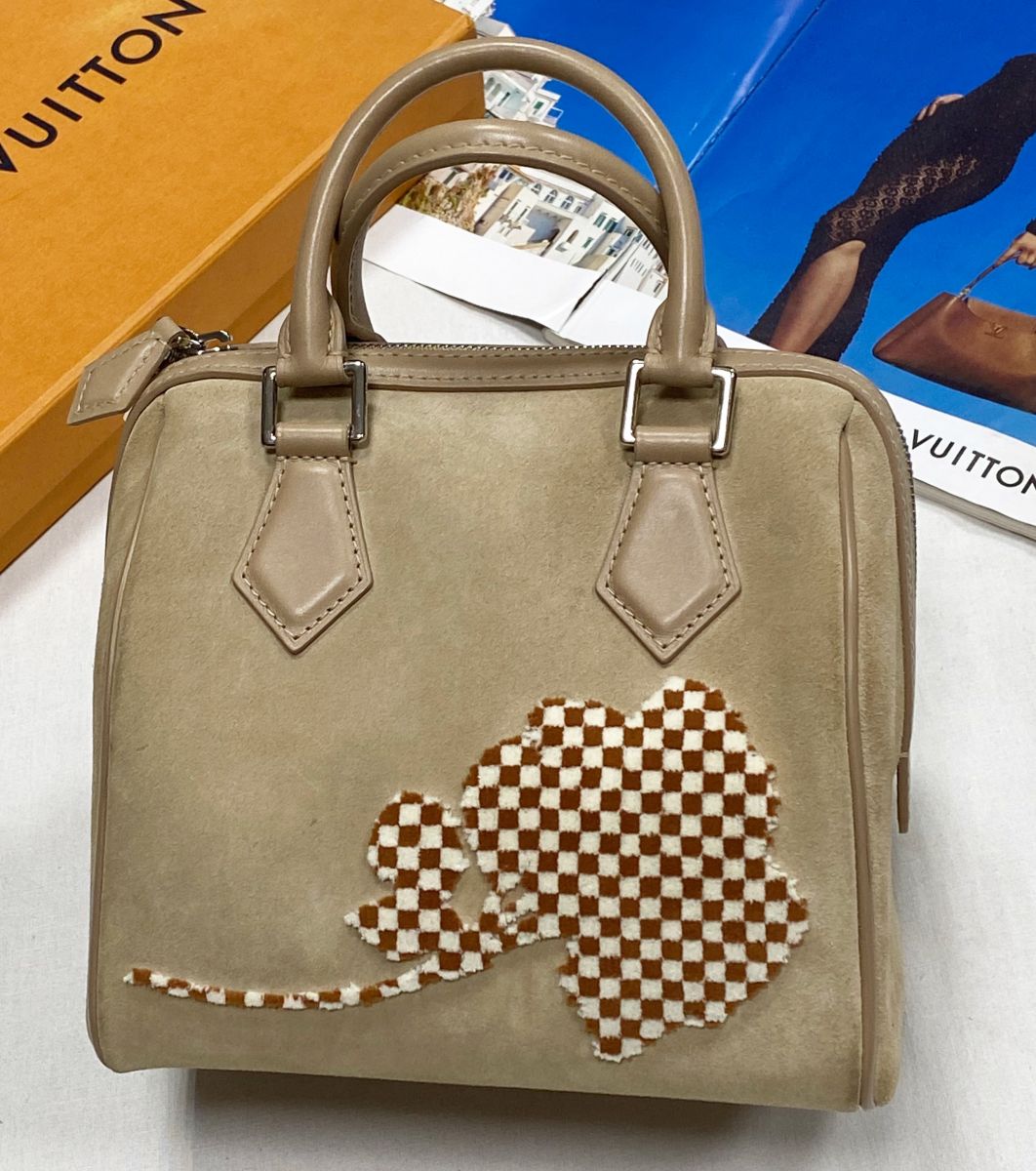 Сумочка Louis Vuitton размер 20/18 цена 62 620 руб
