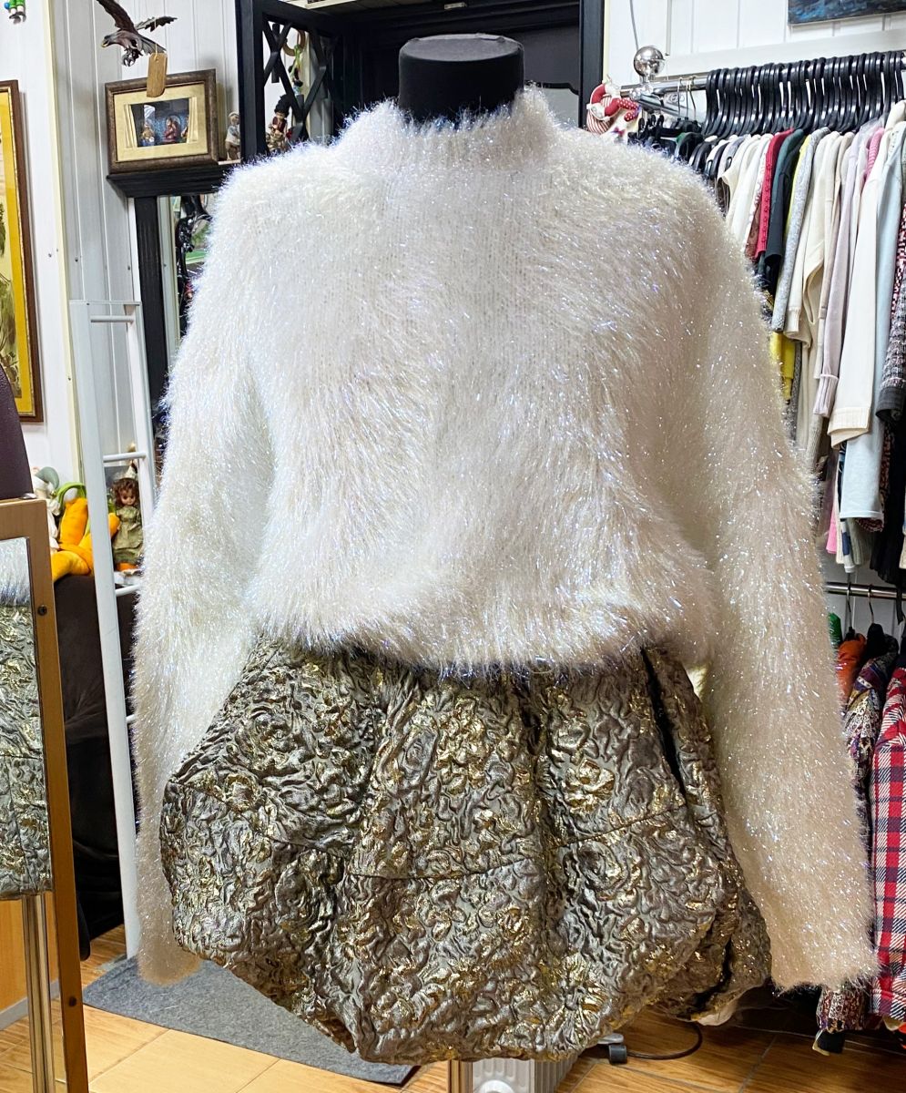 Свитер Dolce Gabbana размер 38 цена 23 483 руб
Юбка Dolce Gabbana размер 40 цена 10 959 руб