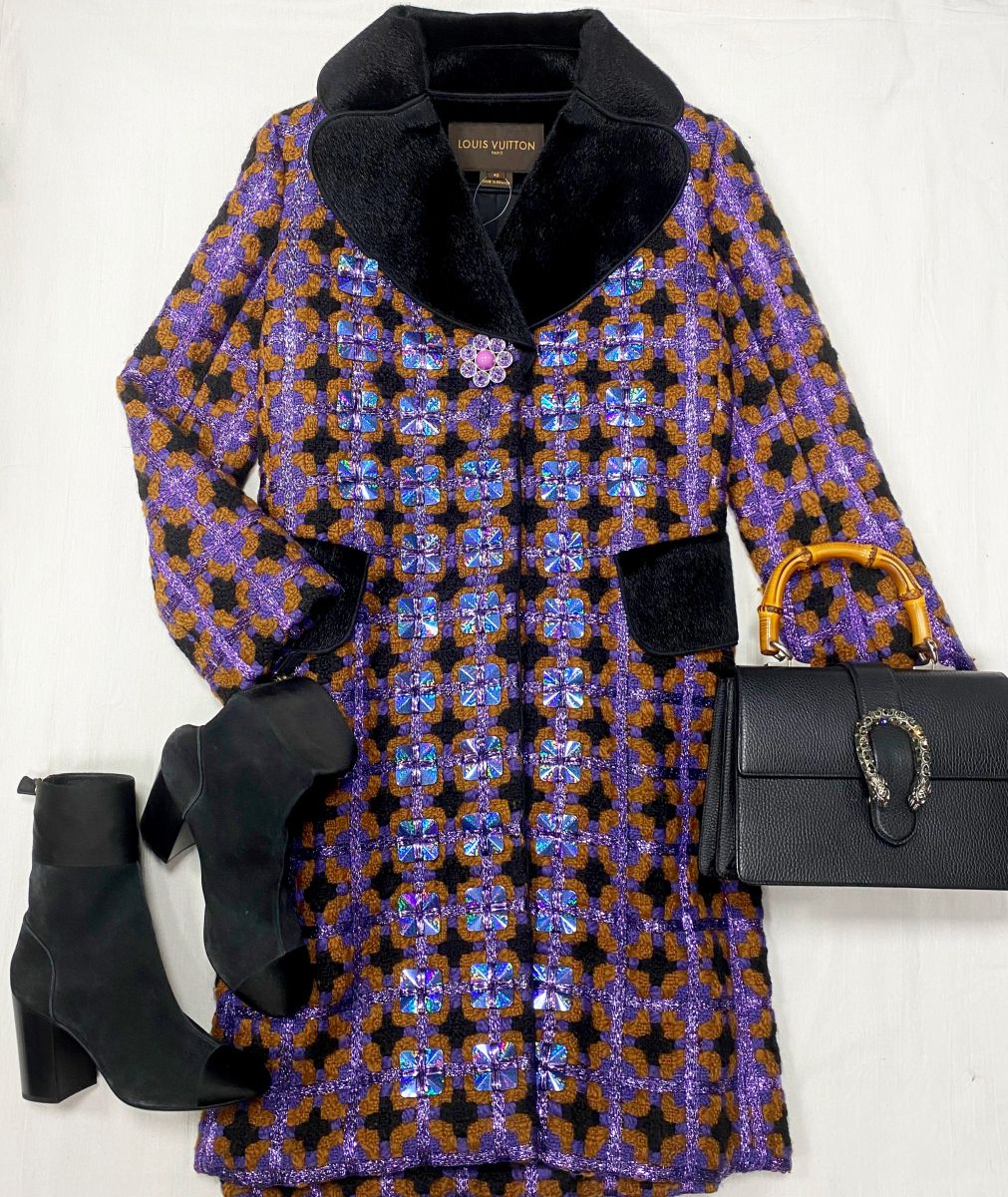 Пальто / декоративная отделка / Louis Vuitton размер 40 цена 54 793 руб 
Ботильоны Chanel размер 40 цена 78 275 руб 
Сумка Gucci