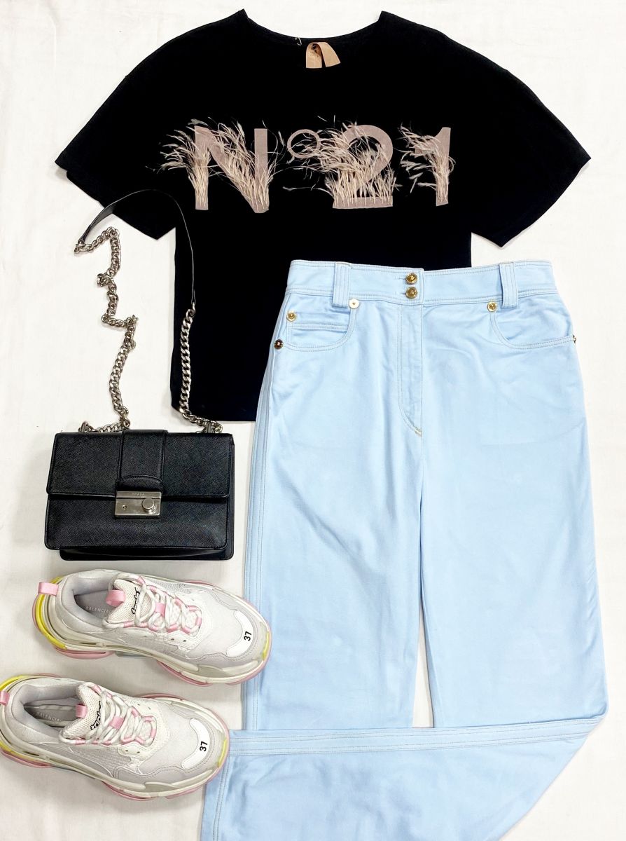 Футболка/ перья/ N21 размер 36 цена 9 393 рубДжинсы Versace размер 28 цена 15 655 рубКроссовки Balenciaga размер 37 цена 46 965 руб