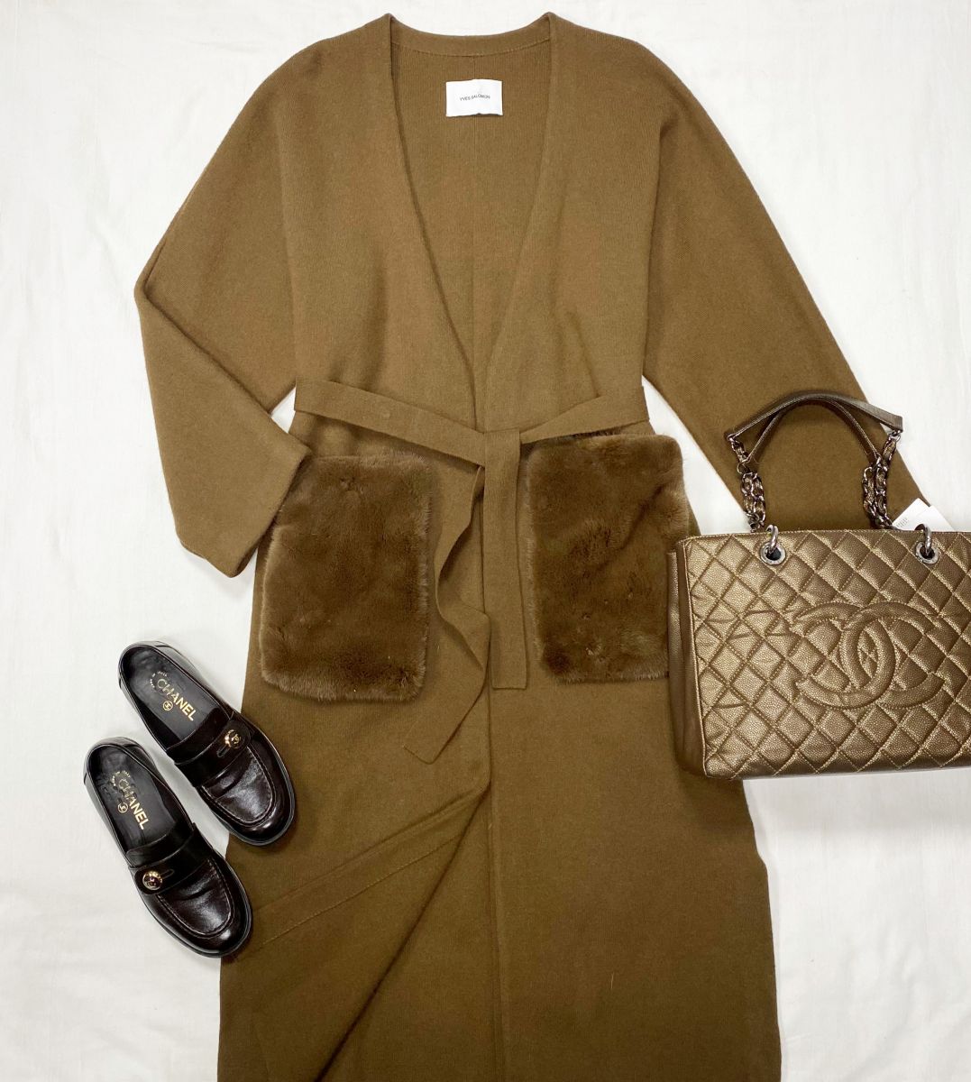 Пальто / со съемными карманами / мех норки / Yves Salomon размер M цена 78 275 руб 
Лоферы Chanel размер 37 цена 31 310 руб 
Сумка Chanel