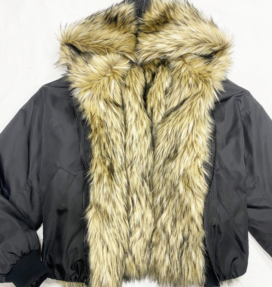 Куртка / двухсторонняя/ Ushatava размер 42 цена 39 138 руб
Кеды Chanel размер 39.5 цена 23 483 руб