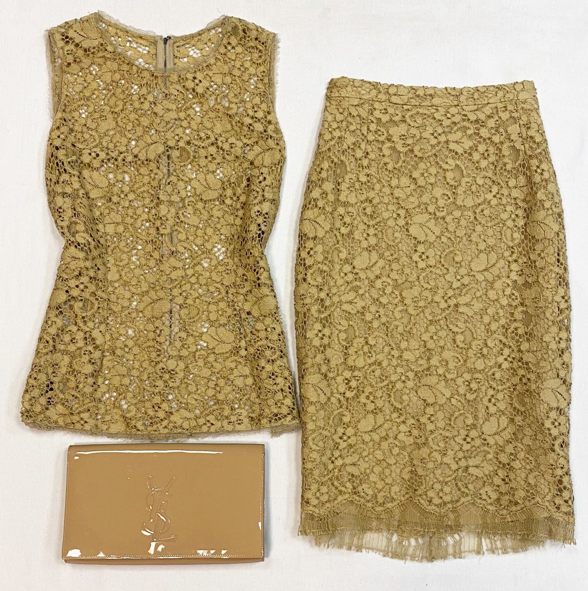 Костюм Dolce Gabbana размер 44 цена 10 770 руб
Клатч YSL 