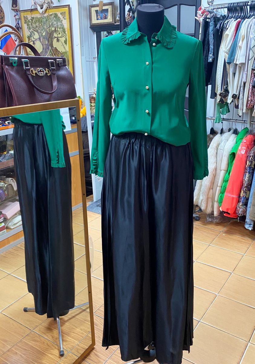 Брюки Maison Martin Margiela размер 38 цена 23 483 руб
Блузка Gucci размер 38 цена 15 655 руб