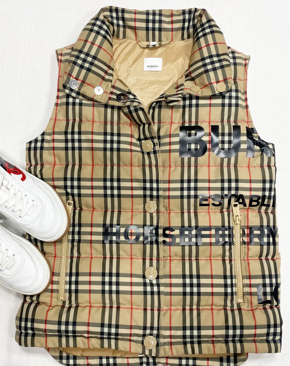 Жилет Burberry размер S цена 62 620 руб
Кеды Chanel размер 38 цена 46 965 руб
