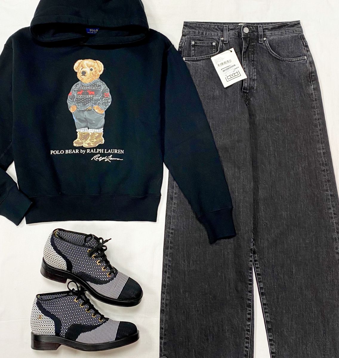 Толстовка Polo Ralph Lauren размер S цена 10 959 руб 
Джинсы Totem размер 28 цена 15 655 руб 
Ботинки Chanel размер 41 цена 39 138 руб