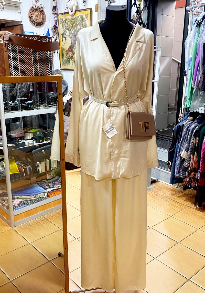 Костюм Ushatava размер 42 цена 10 959 руб
Ремень Brunello Cucinelli 
Сумка Tom Ford 