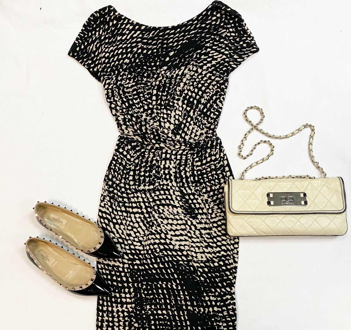 Платье Max Mara размер 42 цена 6 154 руб
Балетки Valentino размер 37 цена 15 385 руб
Сумка Chanel 