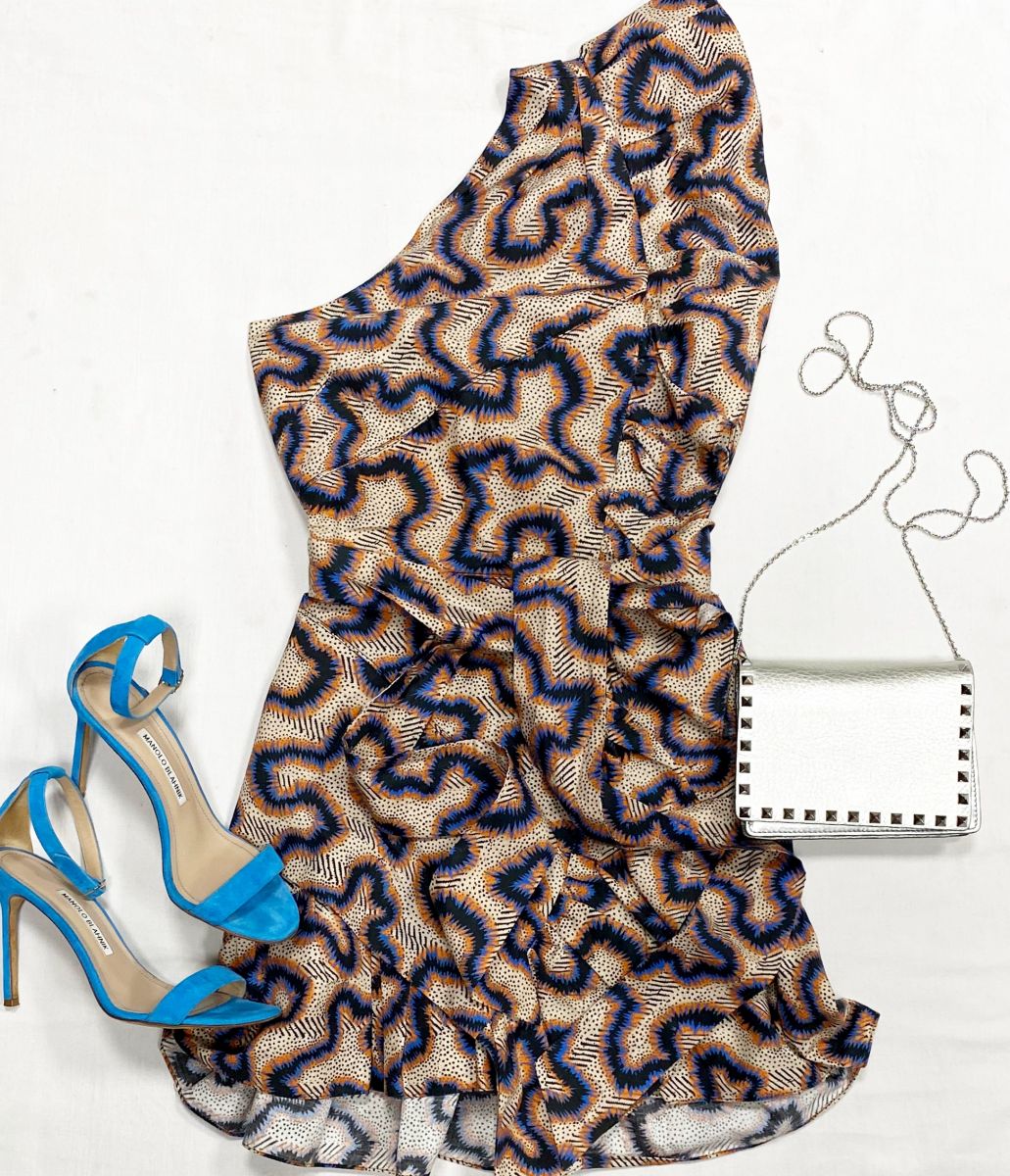 Платье Isabel Marant размер 36 цена 6 262 руб
Босоножки Manolo Blahnik размер 38 цена 15 655 руб
Сумка Valentino 