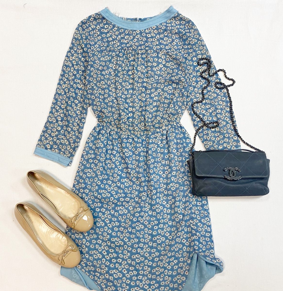 Платье Satore размер 42 цена 2 308 руб 
Балетки Prada размер 39 цена 9 231 руб
Сумка Chanel 