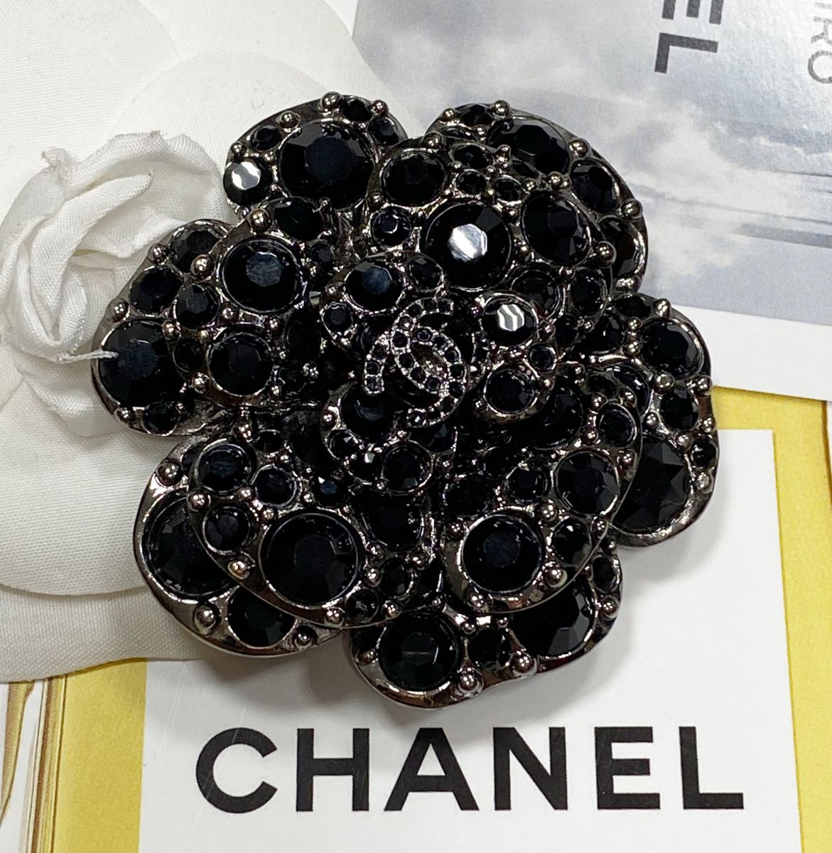Брошка / камни/ Chanel цена 62 620 руб