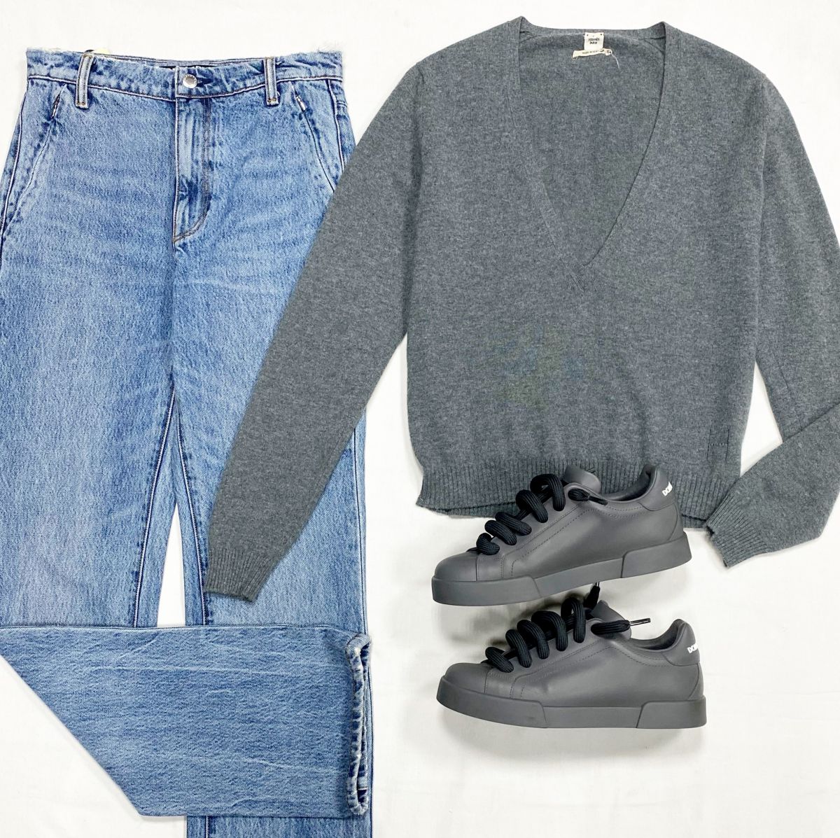 Кофта Hermes размер 40 цена 23 078 рубДжинсы Alexander Wang размер 26 цена 7 693 рубКроссовки Dolce Gabbana размер 39 цена 38 463 руб