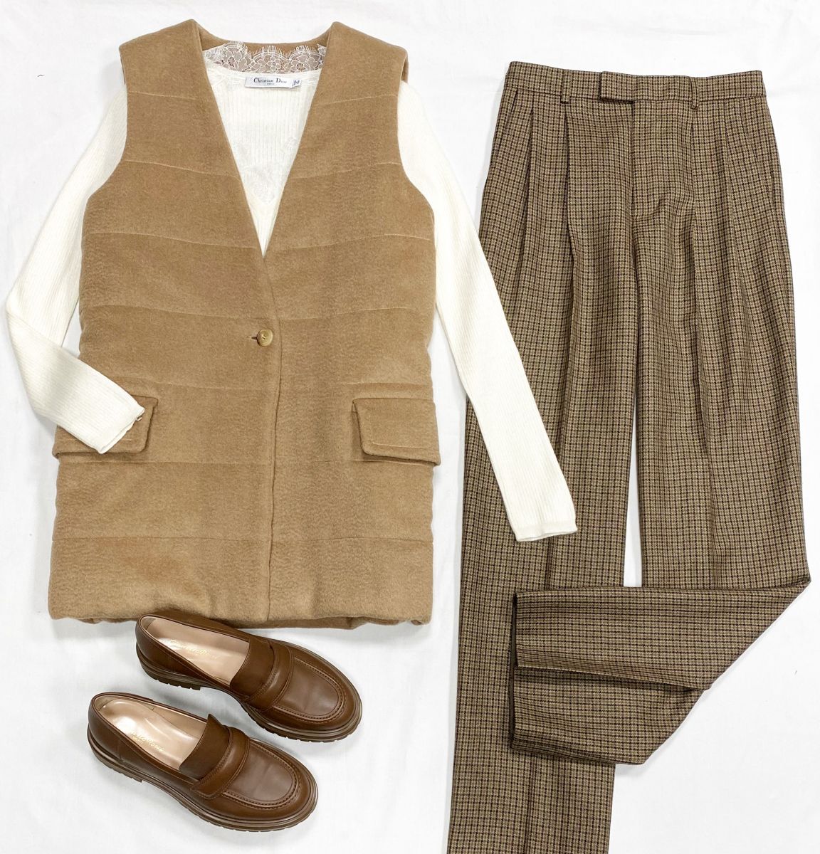 Жилет Max Mara размер 38 цена 23 078 руб
Кофта Christian Dior размер 36 цена 15 385 руб
Брюки Celine размер 36 цена 23 078 руб
Лоферы Gianvito Rossi размер 39.5 цена 30 770 руб