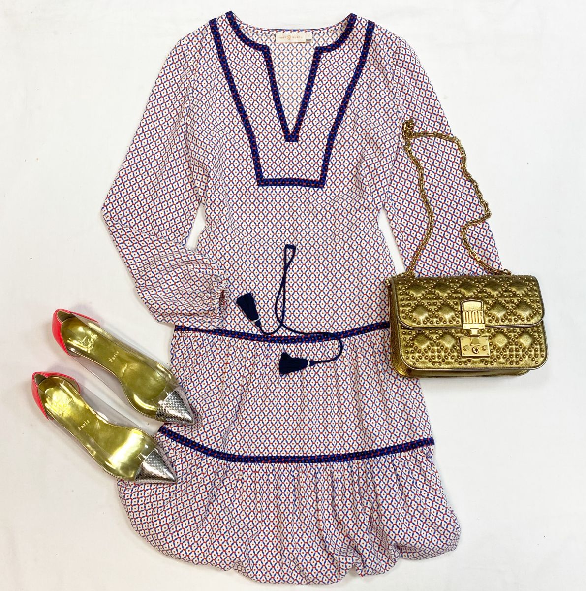 Платье Tory Burch размер 0 цена 7 693 руб
Балетки Louboutin размер 41.5 цена 15 385 руб
Сумка Dior 