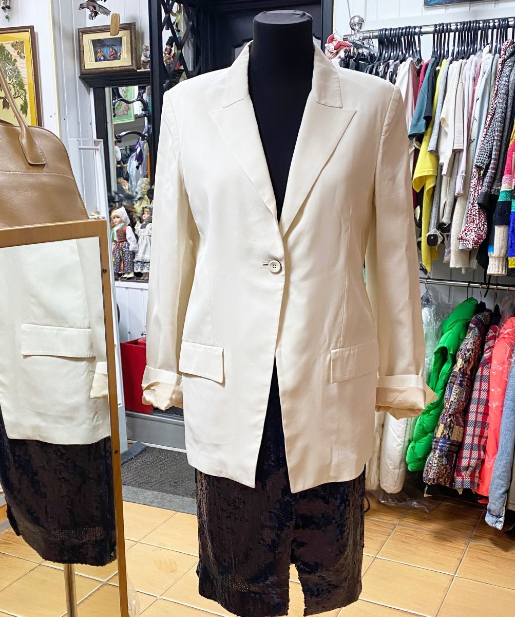 Жакет Jil Sander размер 38 цена 23 483 руб
Юбка / пайетки/ Victoria Beckham размер 42 цена 9 393 руб