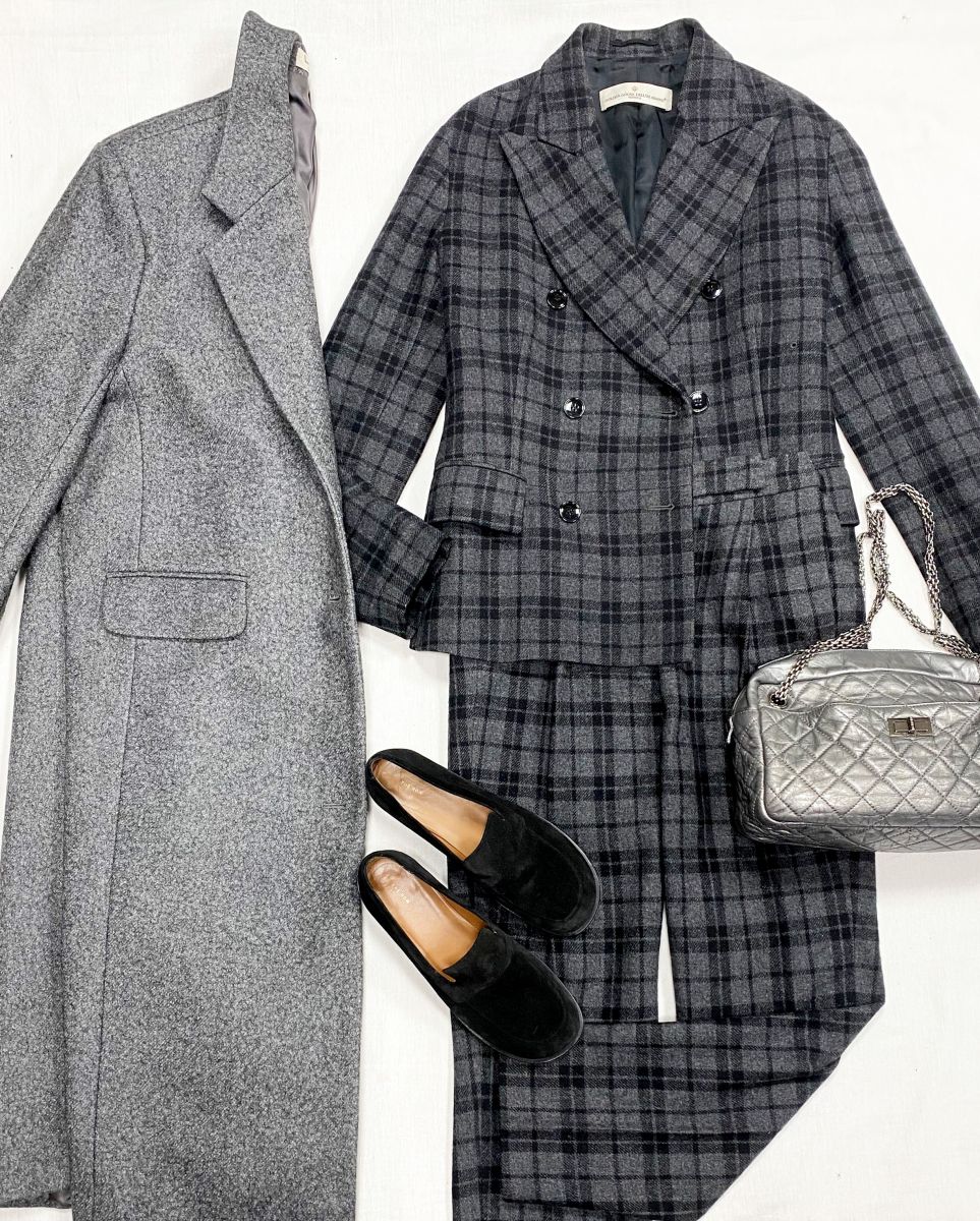 Костюм Golden Goose размер M цена 23 483 рубЛоферы The Row размер 39 цена 59 489 рубСумка Chanel