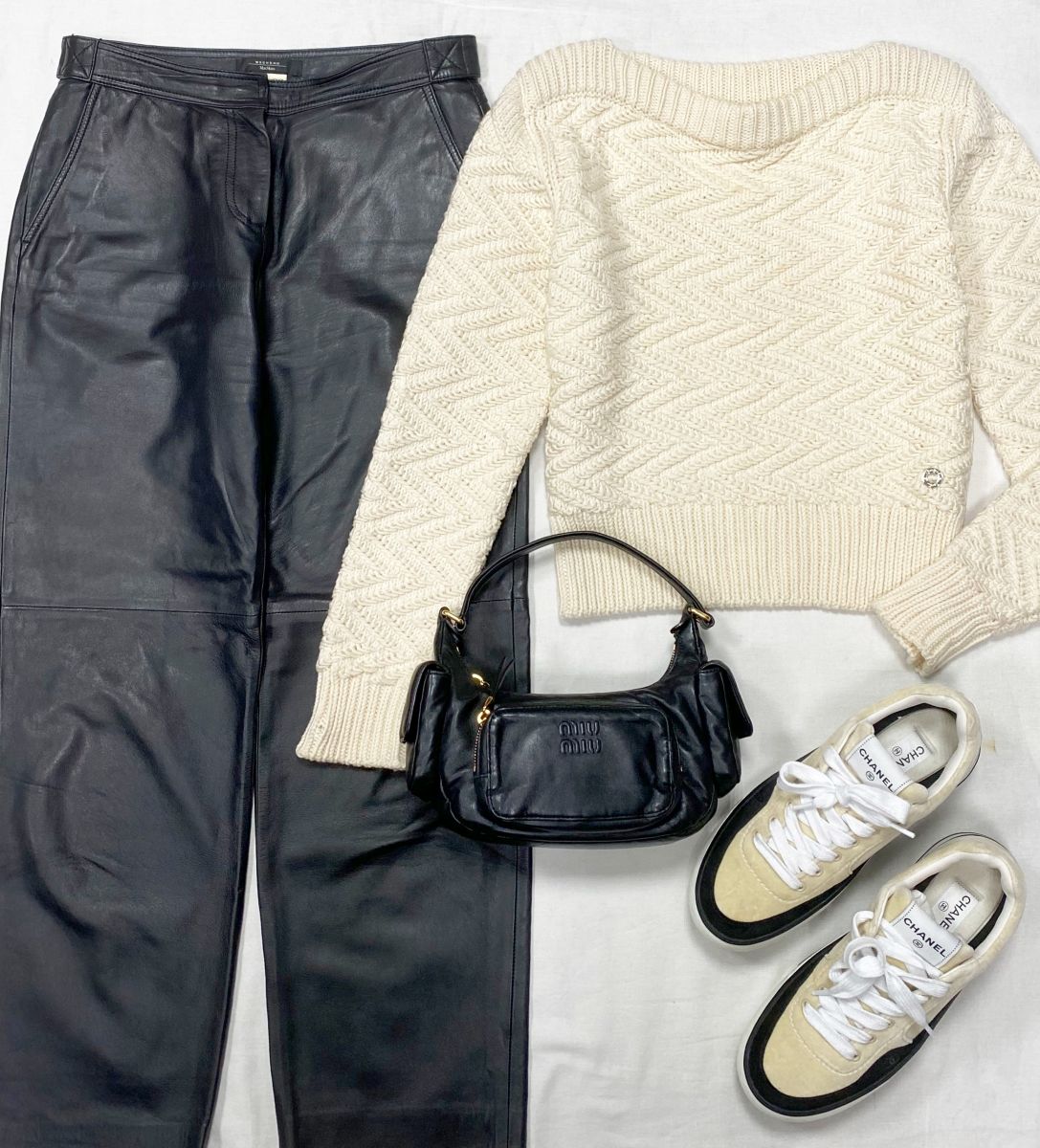 Свитер Hermès размер 34 цена 31 310 руб 
Брюки / кожа / Weekend Max Mara размер 42 цена 23 483 руб 
Кеды Chanel размер 40 цена 62 620 руб 
Сумка Miu Miu