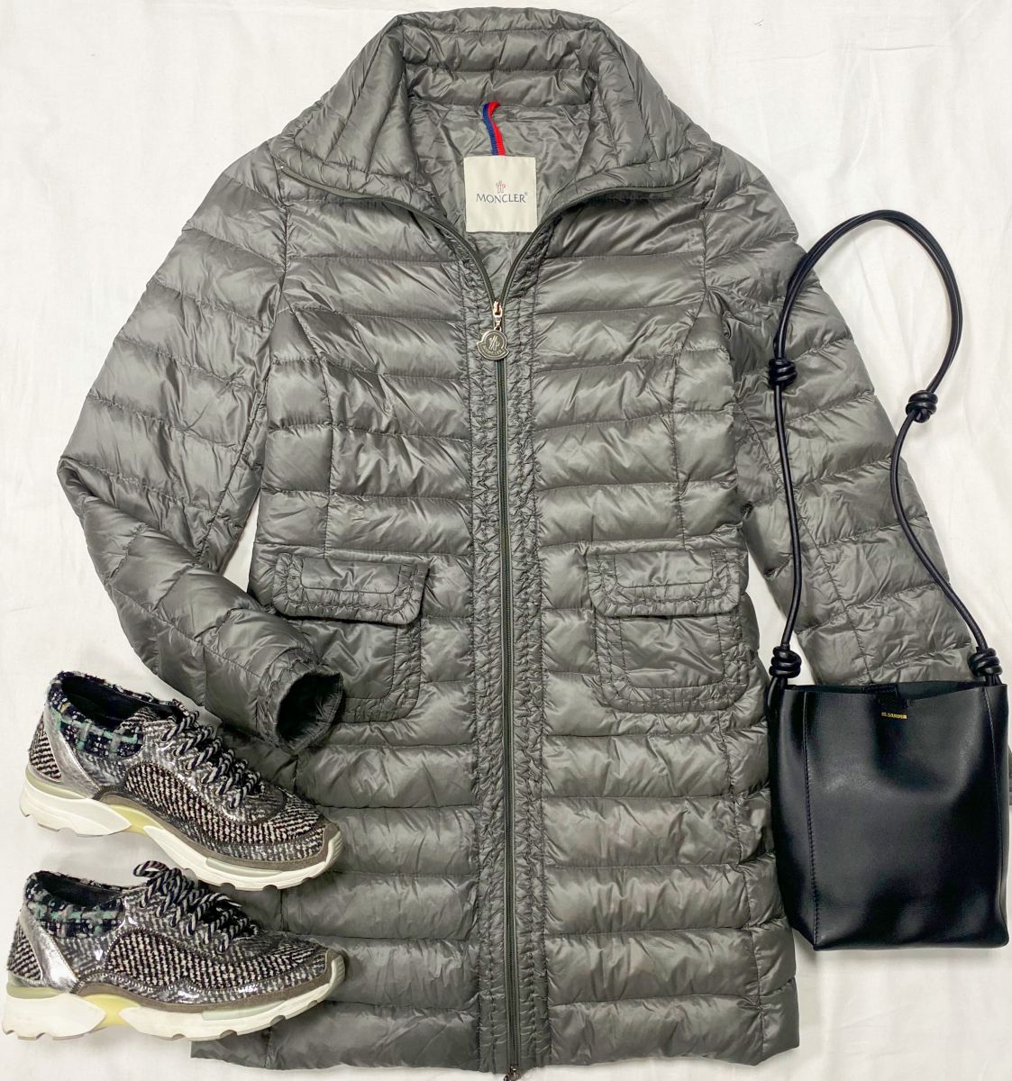 Пуховик Moncler размер 0 цена 23 462 руб 
Кроссовки Chanel размер 37.5 цена 31 282 руб 
Сумка Jil Sander