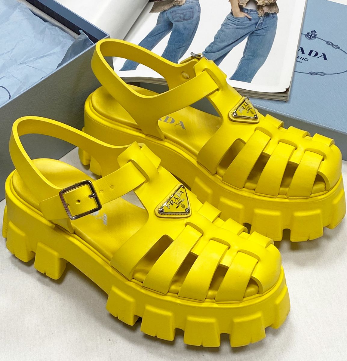 Босоножки Prada размер 39 цена 31 310 руб
