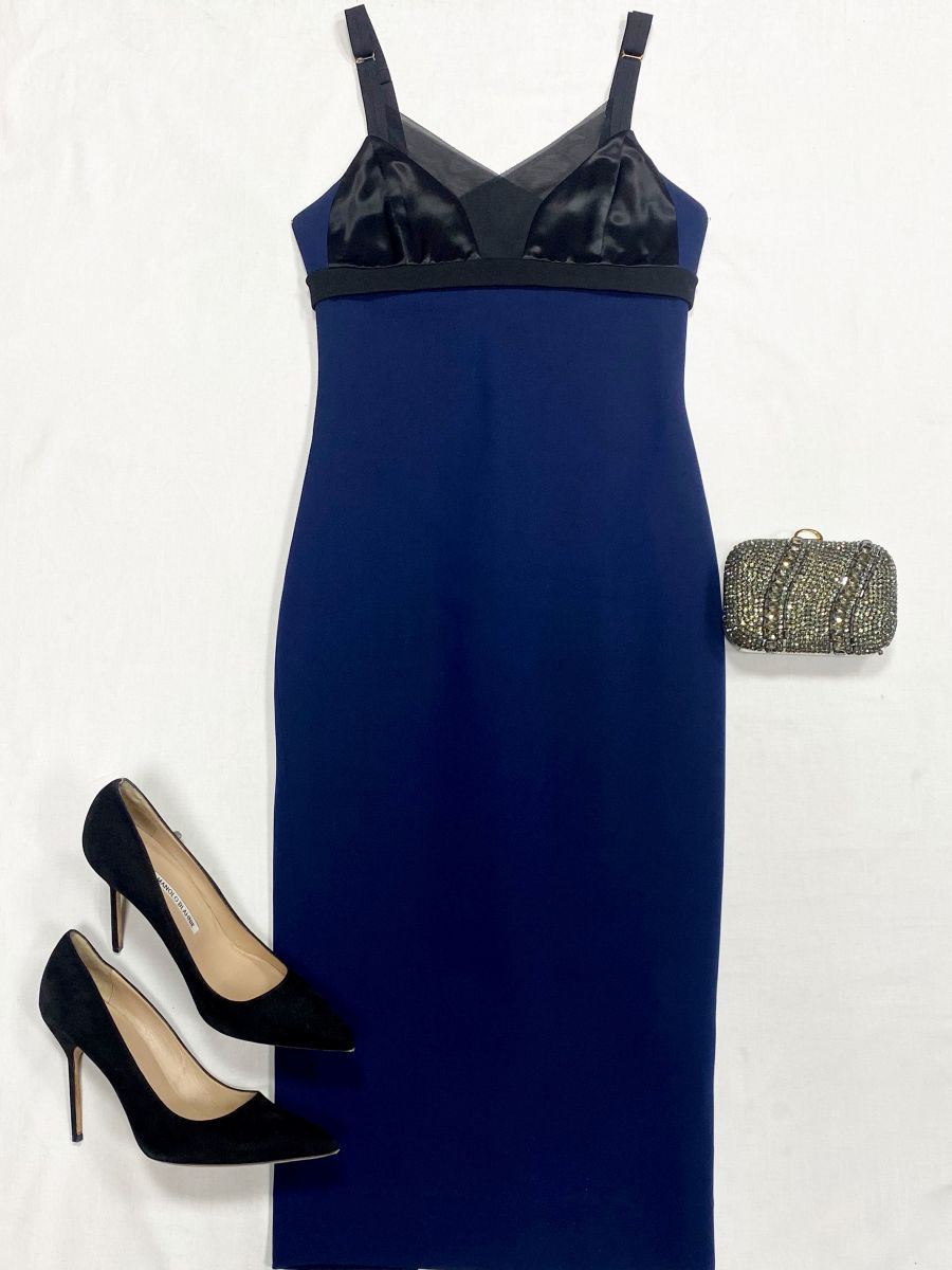 Платье Victoria Beckham размер 40 цена 23 483 руб
Туфли Manolo Blahnik размер 40.5 цена 23 483 руб
Клатч Sergio Rossi 