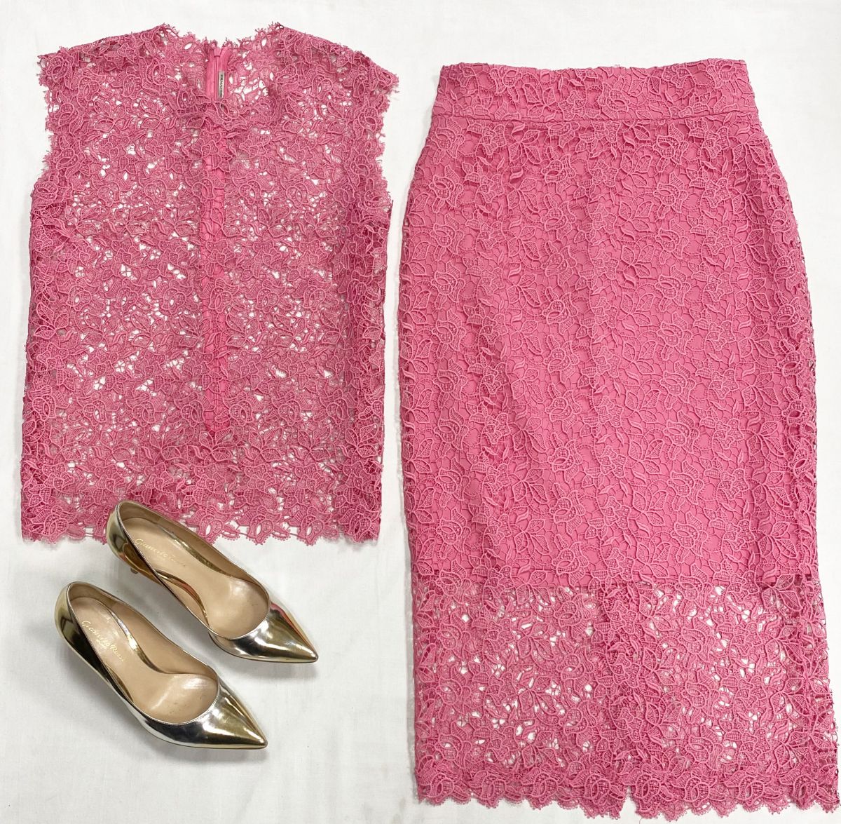 Костюм / шитье/ Ermanno Scervino размер 46 цена 15 655 руб
Туфли Gianvito Rossi размер 37 цена 15 655 руб