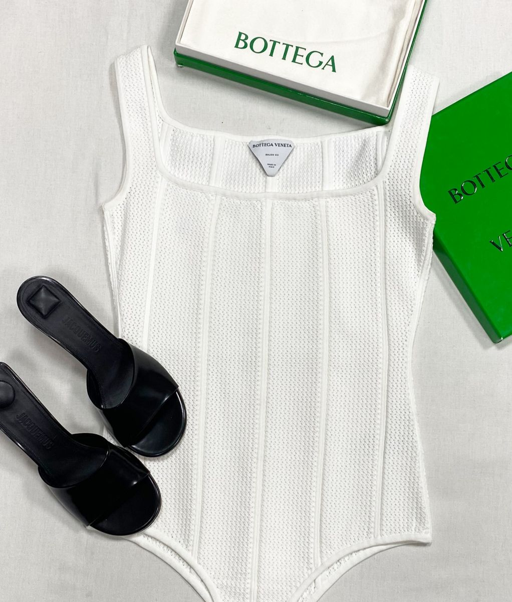 Боди Bottega Veneta размер M цена 31 310 руб
Сабо Jacquemus размер 38 цена 39 138 руб