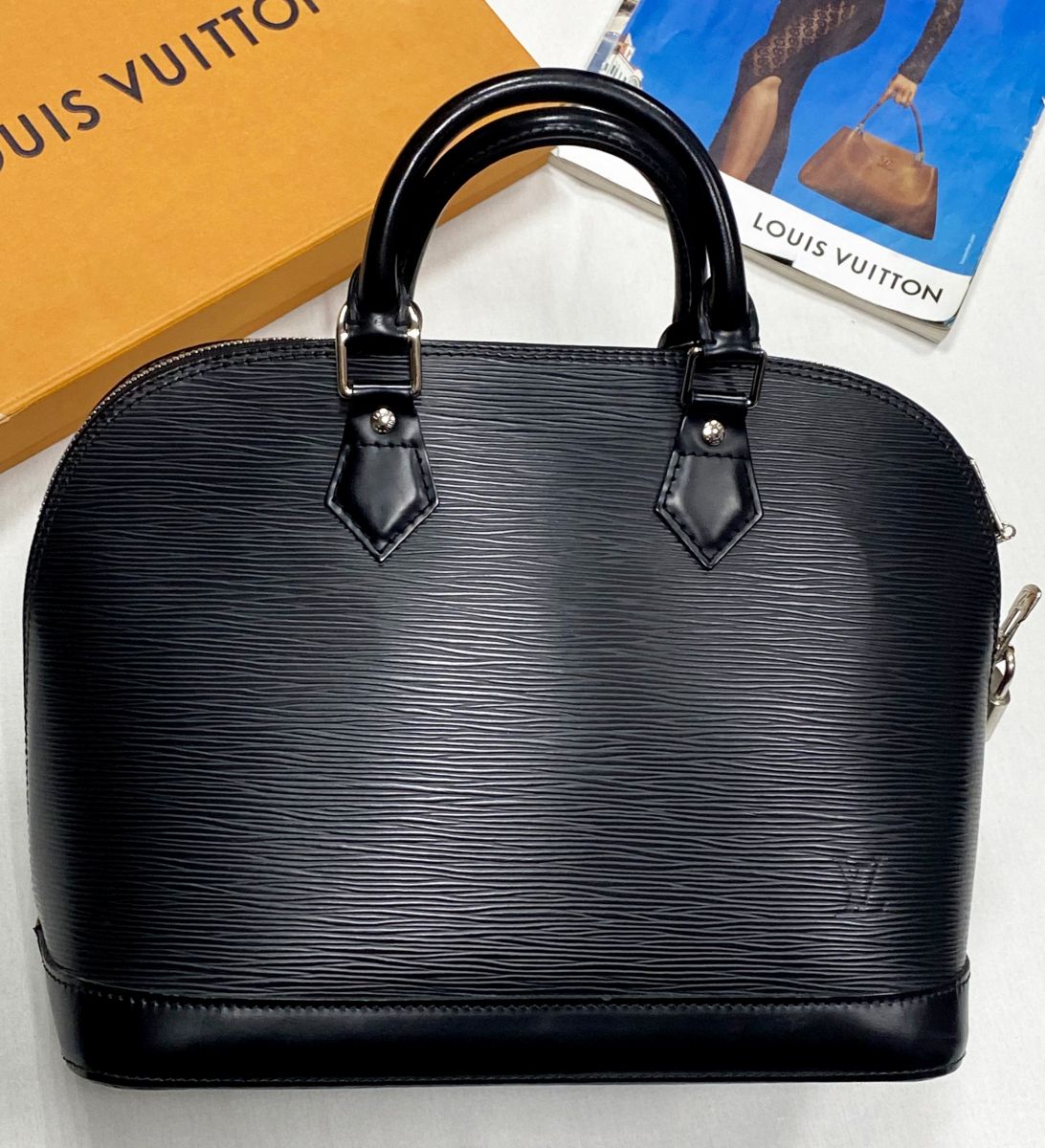 Сумка Louis Vuitton размер 30/23 цена 62 620 руб
