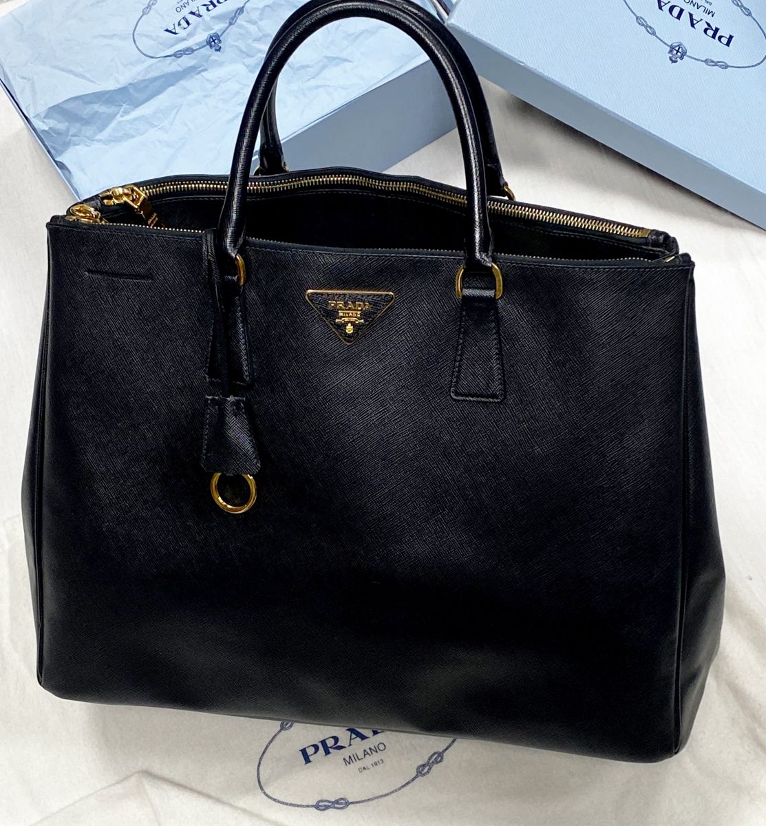Сумка Prada размер 30/30 цена 62 620 руб
