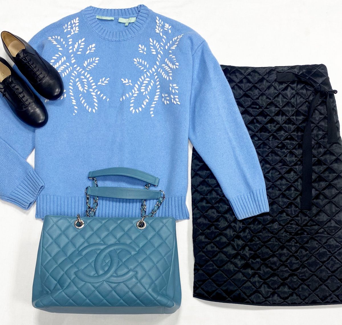 Юбка Celine размер 36 цена 10 959 руб
Кофта Alena Akhmadullina размер 42 цена 4 697 руб
Ботинки Chanel размер 39 цена 46 965 руб
Сумка Chanel